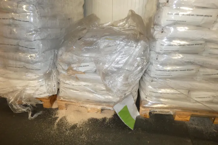Konvolut Material, Maiskolbenschrot GM 16 Umfang: Palette mit Inhalt